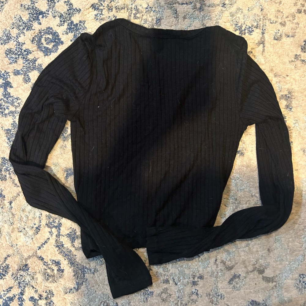 hollister black long sleeve wrap-front cropped shirt - Picture 2 of 3
